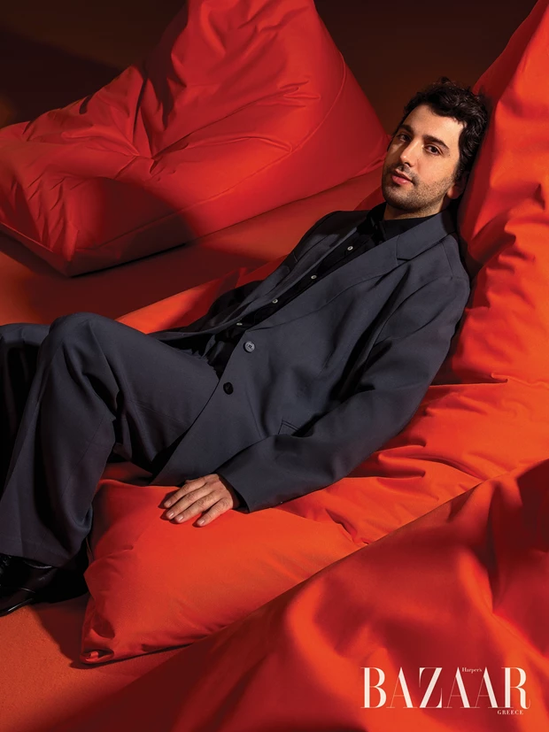 Ο Mario Banushi στο Harper's Bazaar Greece: "Η μητέρα που με γέννησε έχει ξεγεννήσει εκατοντάδες μωρά"