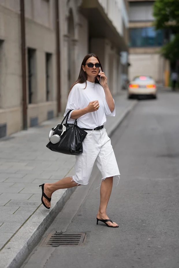 Street look με λευκό T-shirt και λευκή denim βερμούδα