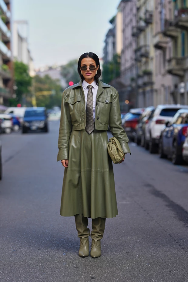 Πώς να Φορέσετε το Λαδί: Δερμάτινο σύνολο από φούστα και τζάκετ σε λαδί.