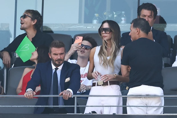Η Victoria Beckham με λευκό tank top και λευκό τζιν στον τελικό Μουντιάλ 2026 Ισπανία Αργεντινή