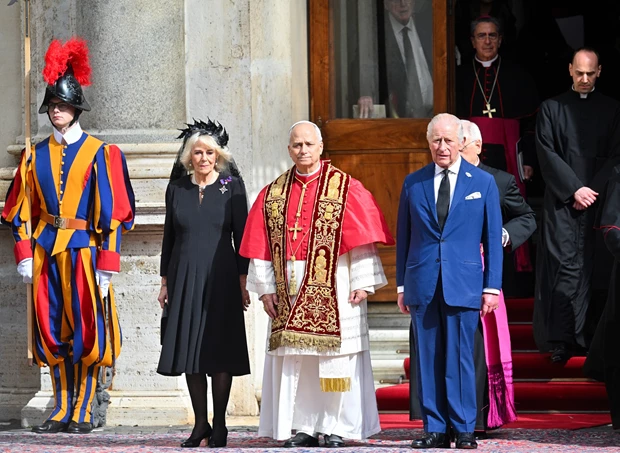 Βασίλισσα Καμίλα | Η ιδιαίερη μαντίλα "στέμμα" που επέλεξε στην επίσκεψή της στο Βατικανό