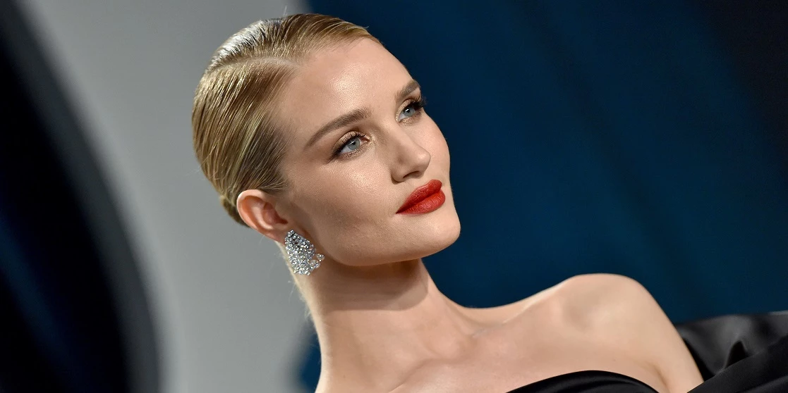 About Face | Το νέο beauty series της Rosie Huntington-Whiteley μόλις έκανε πρεμιέρα