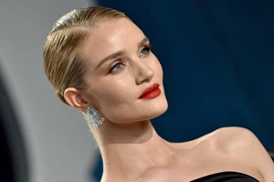 About Face | Το νέο beauty series της Rosie Huntington-Whiteley μόλις έκανε πρεμιέρα