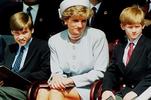 Η βασίλισσα θα παραιτηθεί όταν φτάσει στην ηλικία των 95 ετών, ισχυρίζεται ένας βασιλικός βιογράφος