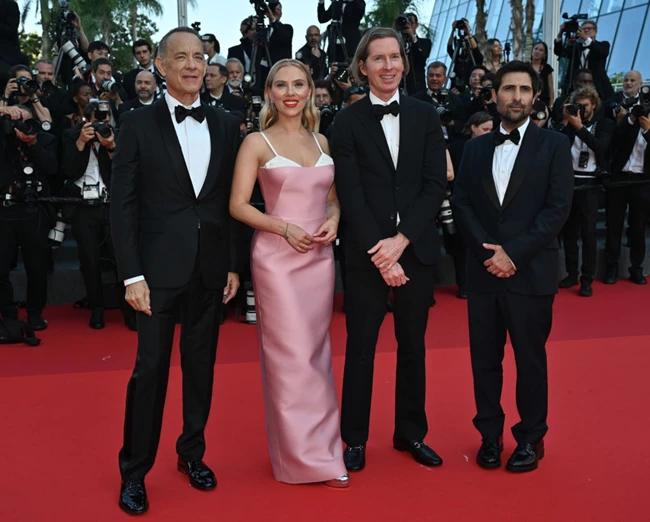 Η Scarlett Johansson στο κόκκινο χαλί των Καννών με τον σύζυγό της, Colin Jost
