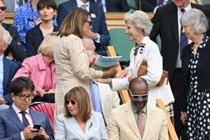 Πριγκίπισσα Βεατρίκη | Η οικογενειακή εμφάνιση με τη μικρή Αθηνά, τη Sienna και τον θετό της γιο