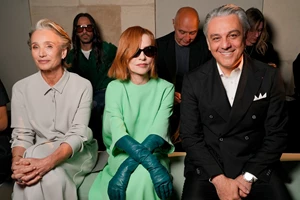 Meghan Markle | Η πρώτη της εμφάνιση στην Paris Fashion Week με δύο minimal chic looks