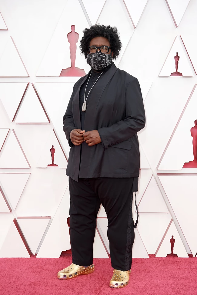 Questlove χρυσά Crocs κόκκινο χαλί Όσκαρ