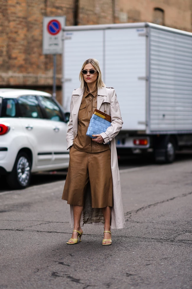 4 στιλιστικά λάθη που χρειάζεται να αποφύγετε όταν φοράτε καμπαρντίνα