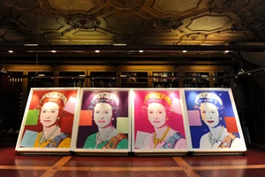 Δύο διαμαντένιες καρφίτσες της βασιλικής οικογένειας πωλήθηκαν σε δημοπρασία για 240 χιλιάδες βρετανικές λίρες