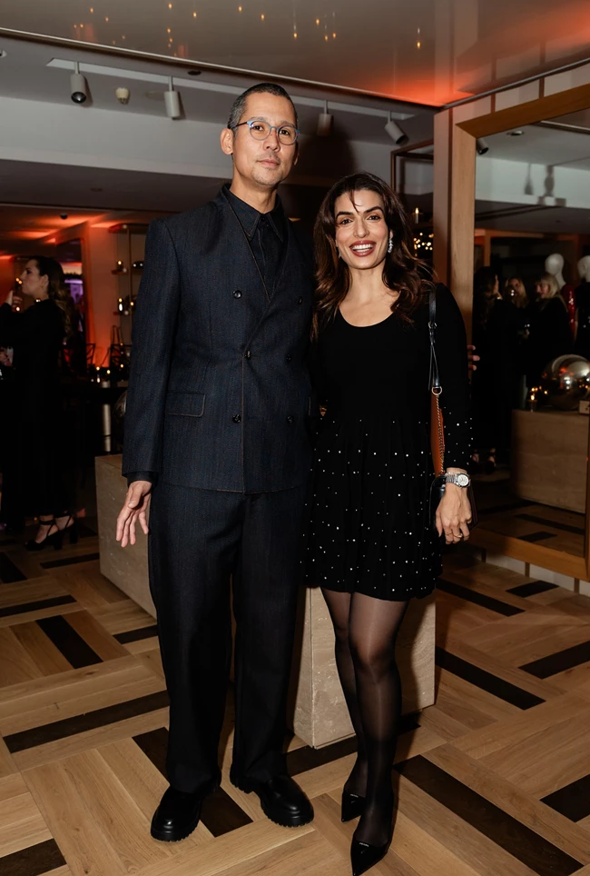 Ο Σωτήρης Κοντιζάς με EMPORIO ARMAN και η Τόνια Σωτηροπούλου με outfit SIMKHAI, όλα attica.