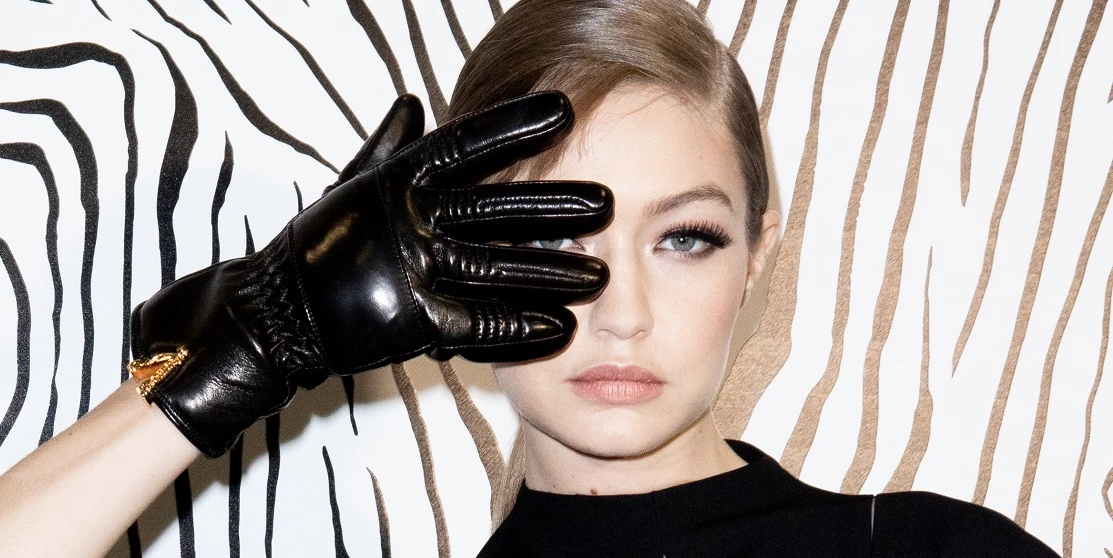 Η Lily Collins "φόρεσε" το χρώμα του 2023 με τον πιο έξυπνο τρόπο