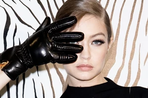 Η Lily Collins "φόρεσε" το χρώμα του 2023 με τον πιο έξυπνο τρόπο