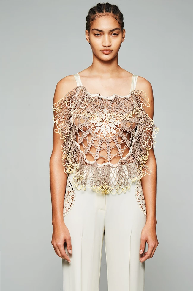 Granny Chic | Τα crochet tops που θα φορούσε μία fashion expert