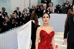 Salma Hayek - Linda Evangelista | Μεγαλώνουν μαζί τον γιο του Francois Henri Pinault