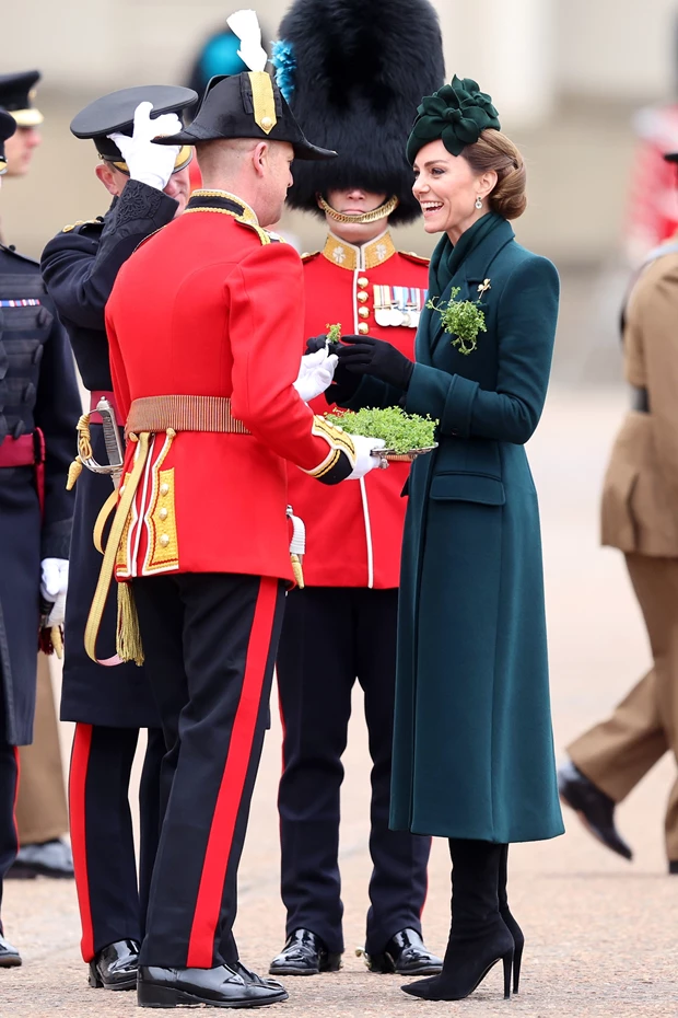 Kate Middleton | Kέρασε τους στρατιώτες έναν γύρο μπύρες μετά την παρέλαση της Ημέρας του Αγίου Πατρικίου