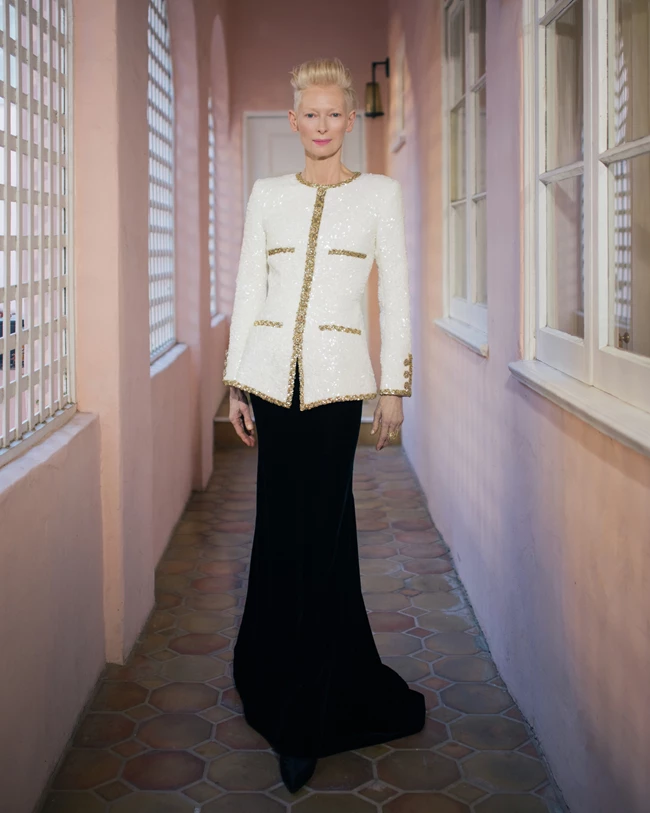 Η Tilda Swinton μιλά αποκλειστικά στο Harper's Bazaar Greece για τη Chanel δημιουργία που φόρεσε στις Χρυσές Σφαίρες