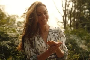 Βασίλισσα Ελισάβετ | Το αναπάντεχο μέρος από όπου προέρχονταν τα λουλούδια για τα καπέλα της