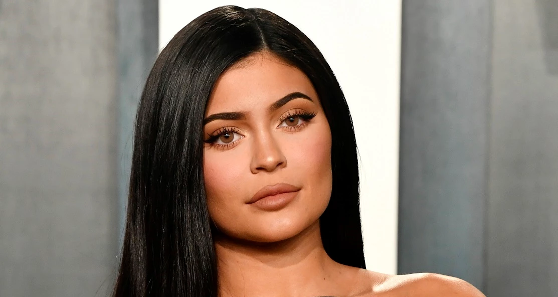 Η Kylie Jenner δείχνει για πρώτη φορά τις ραγάδες στο σώμα της