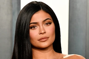 Η Kylie Jenner δείχνει για πρώτη φορά τις ραγάδες στο σώμα της