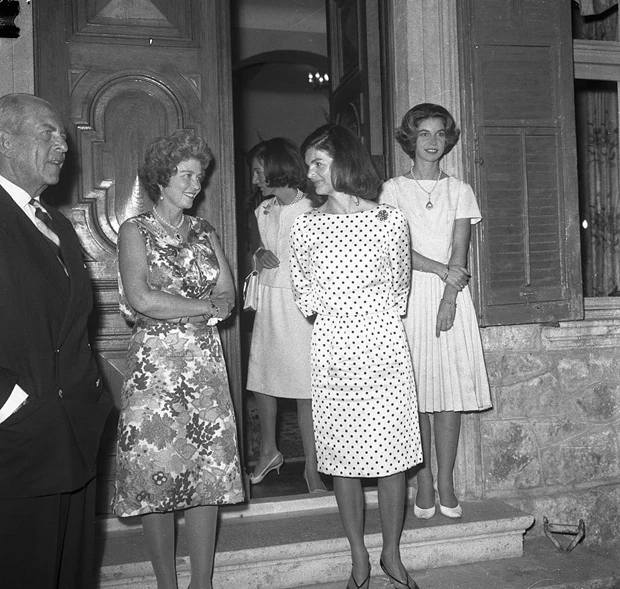 Σοφία της Ισπανίας | Η ξεχασμένη συνάντηση με την Jackie Kennedy στην Αθήνα και η cabrio βόλτα με τον Κωνσταντίνο