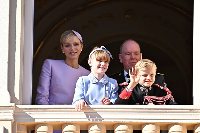 Πρίγκιπας Αλβέρτος - Πριγκίπισσα Charlene | Οικογενειακή έξοδος με τα παιδιά τους με τέλειο style