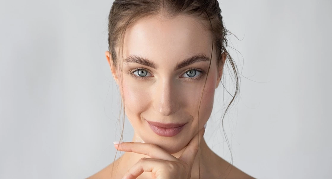 5 πανίσχυροι οροί με αποτέλεσμα μεσοθεραπείας στο πρόσωπο