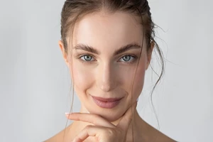 5 πανίσχυροι οροί με αποτέλεσμα μεσοθεραπείας στο πρόσωπο