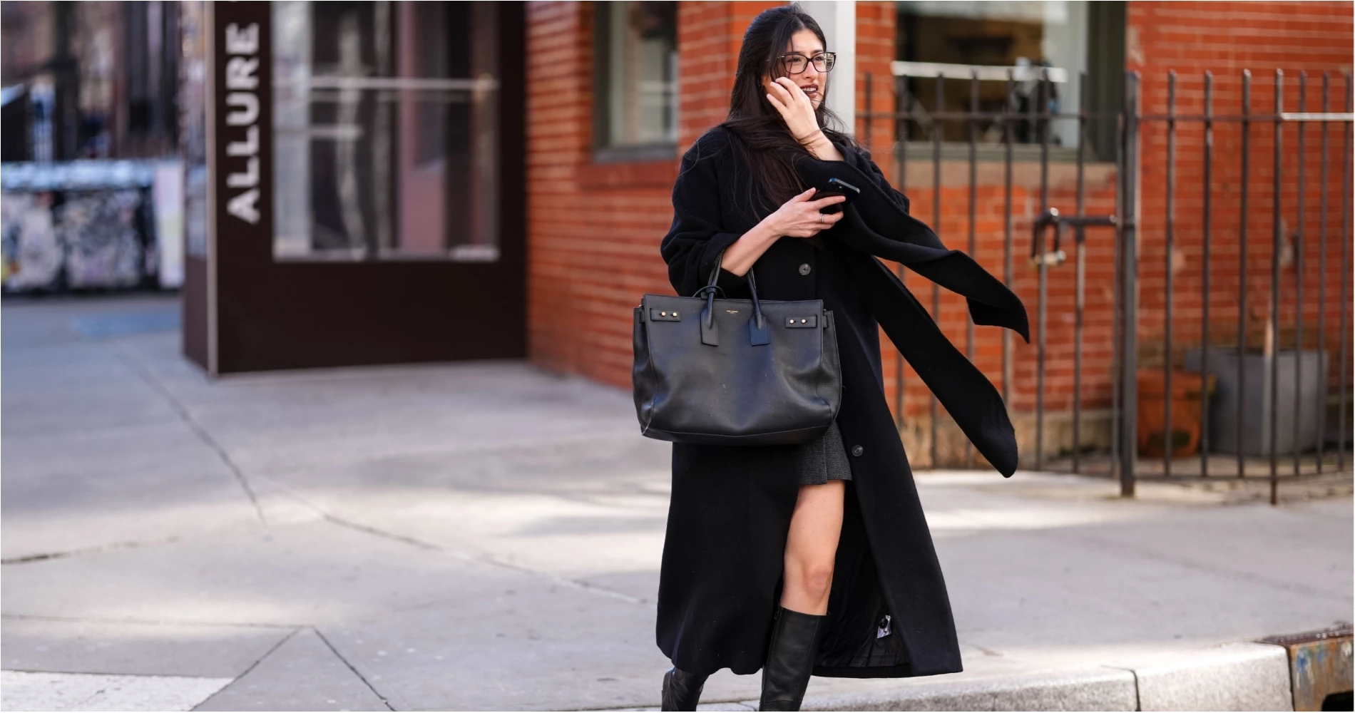 Πώς θα δείχνετε κομψές κρατώντας μια μεγάλη τσάντα