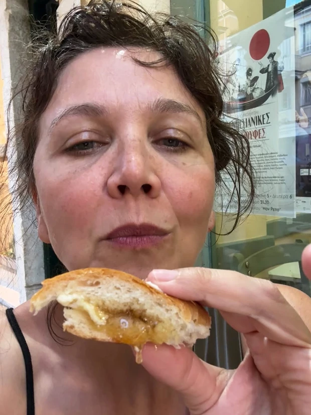 Η Maggie Gyllenhaal στην Κέρκυρα αποθεώνει ελληνικές γεύσεις με Zeus +Δione look
