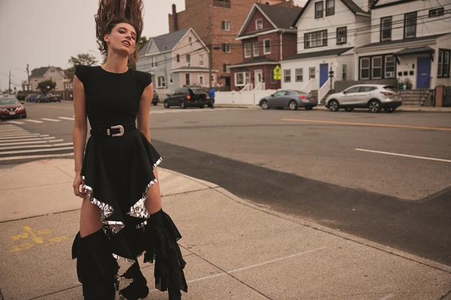 Η Ansley Gulielmi φωτογραφίζεται αποκλειστικά για το Harper’s Bazaar Greece