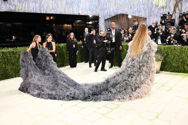 Η Beyoncé έκανε το αυτονόητο | Η ευγενική συμπεριφορά της στους βοηθούς του MET Gala που όλοι επαινούν