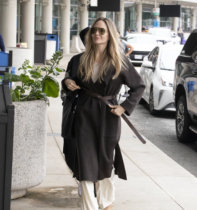 H Angelina Jolie με το παλτό που θα χρειαστείτε το φθινόπωρο