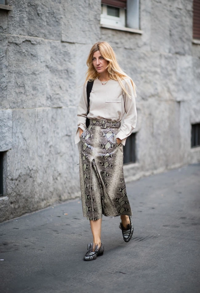 long-sleeved blouse street style