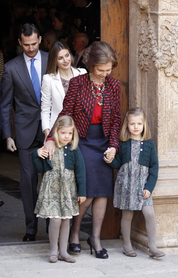 Η βασίλισσα Σοφία με κόκκινο σακάκι σε πασχαλινή εμφάνιση στην εκκλησία μαζί με τα εγγόνια της