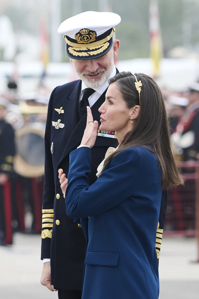 Βασίλισσα Letizia | Ο συμβολισμός πίσω από τo χρυσό αξεσουάρ στον αποχαιρετισμό της Leonor