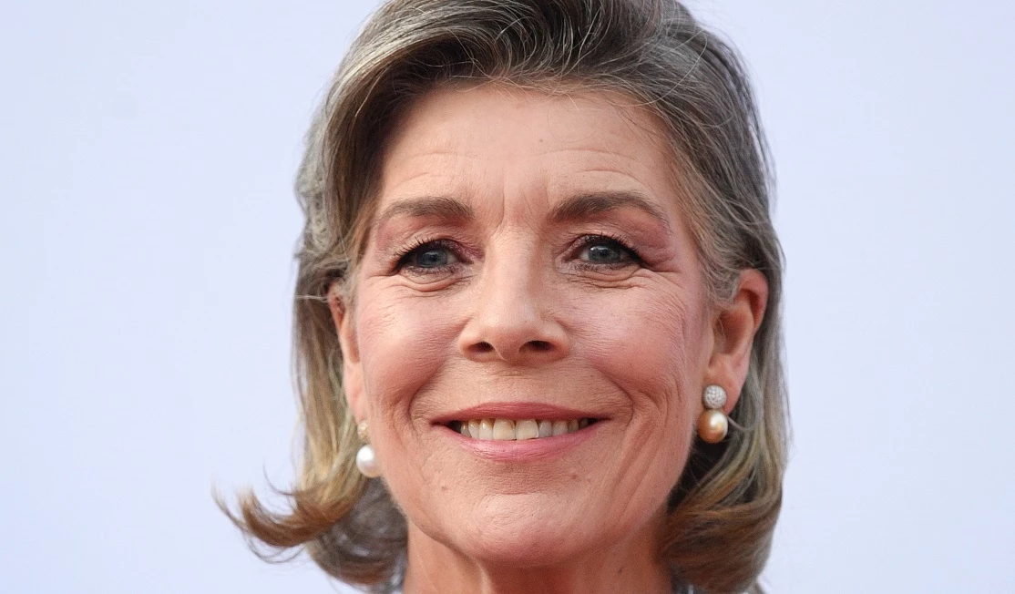 Η Jennifer Aniston δείχνει τα γκρίζα μαλλιά της κι αποθεώνεται από τους θαυμαστές της