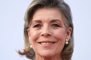 Η Jennifer Aniston δείχνει τα γκρίζα μαλλιά της κι αποθεώνεται από τους θαυμαστές της