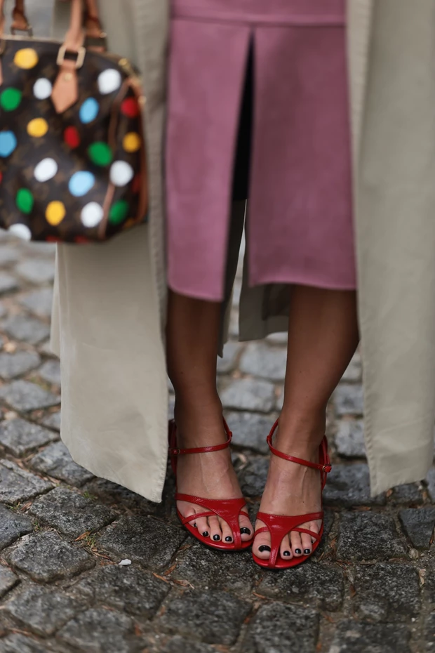Κόκκινα πέδιλα με λεπτά λουράκια σε κομψό outfit με μίντι φούστα για καλοκαίρι 2026