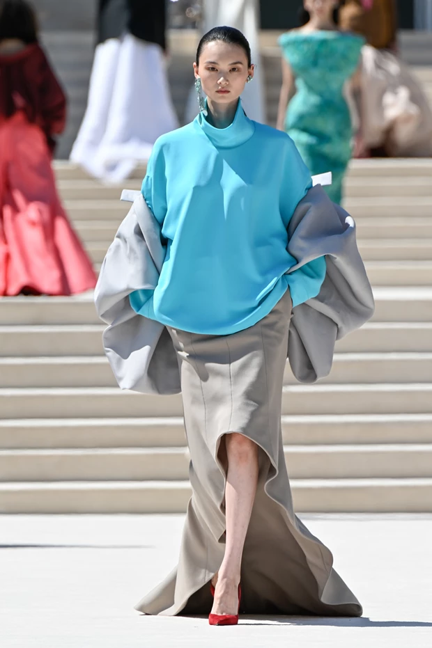 Εντυπωσιακό couture look από τη συλλογή Balenciaga Haute Couture FW26