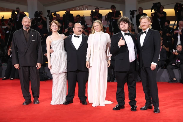 Aπό τη Sigourney Weaver μέχρι την Εmma Stone | Αυτές οι ηθοποιοί ξύρισαν το κεφάλι τους για τον ρόλο της ζωής τους