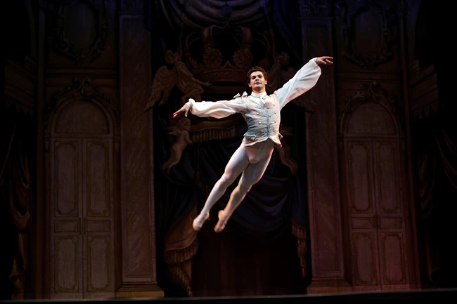 Rudolf Nureyev | Η αντισυμβατική ζωή ενός ανθρώπου που χόρεψε την ελευθερία του μέσα από μία σπουδαία παράσταση
