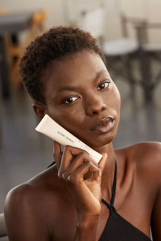 Emporio Armani SS22 | Η νέα εκδοχή του φυσικού, λαμπερού μακιγιάζ