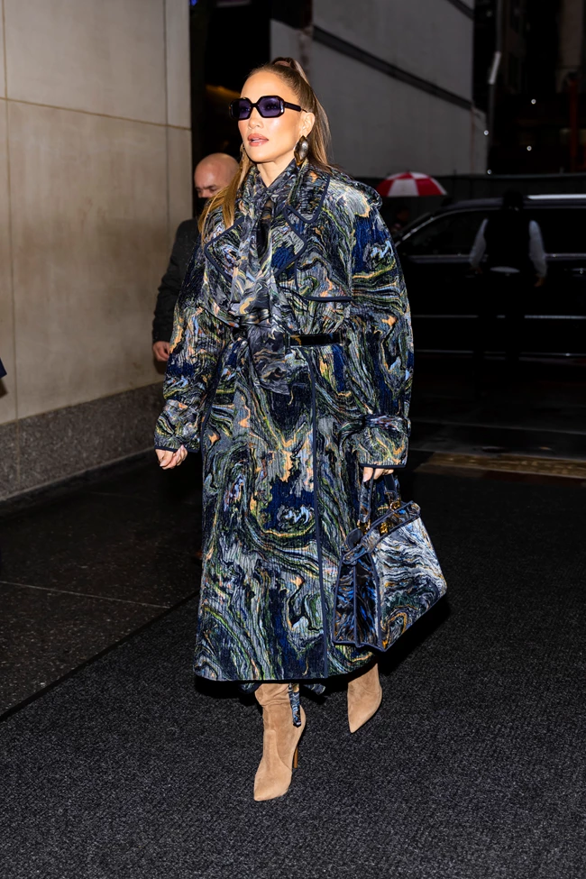 Jennifer Lopez | Tα promo looks της για το Marry Me είναι η επιτομή του Hollywood chic