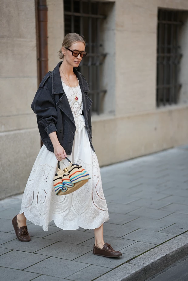 STREET LOOK ΜΟΝΑΧΟ: λευκή φούστα, δερμάτινο τζάκετ και boat shoes για φθινόπωρο