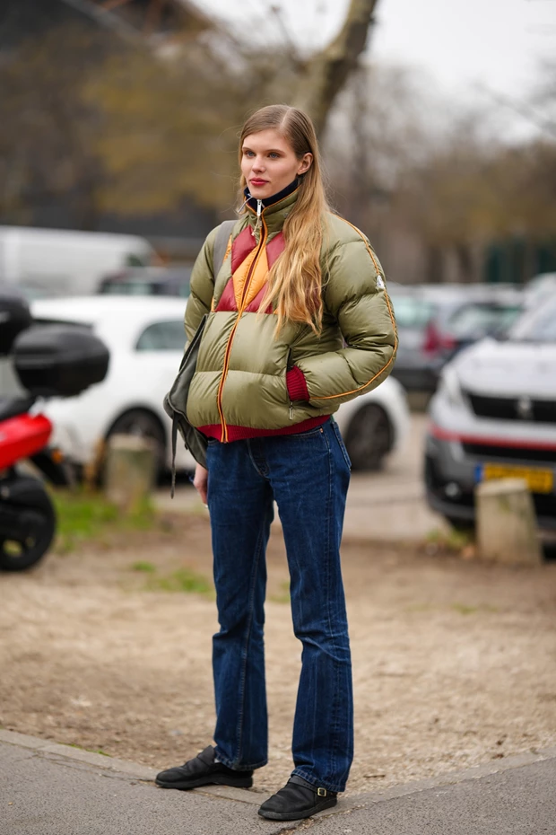 Γυναικείο τζιν παντελόνι σε casual χειμερινό look με puffer μπουφάν και πλεκτό, ιδανικό για καθημερινές εμφανίσεις.