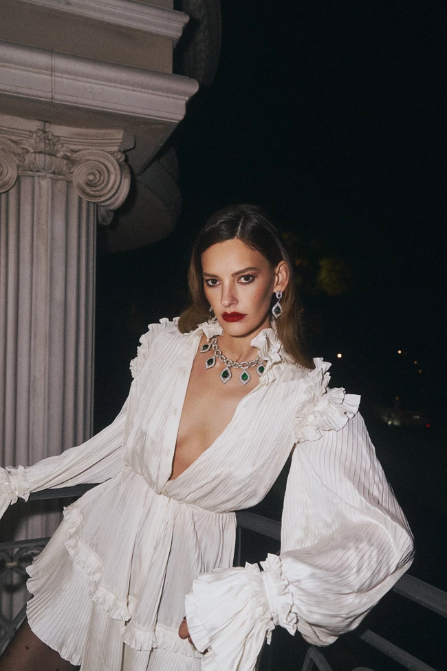 H Amanda Murphy είναι το cover girl του Harper's Bazaar Greece