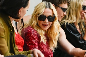 Κερκυραϊκά πιάτα, σπάσιμο πιάτων & ρεμπέτικα | Το χωριό της Κέρκυρας στο οποίο η Madonna γιόρτασε τα 68α γενέθλιά της