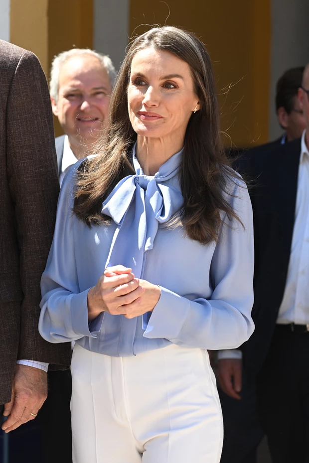 Κοντινό πλάνο της Βασίλισσας Letizia με γαλάζιο μεταξωτό πουκάμισο με φιόγκο (pussy-bow) από τη Massimo Dutti.