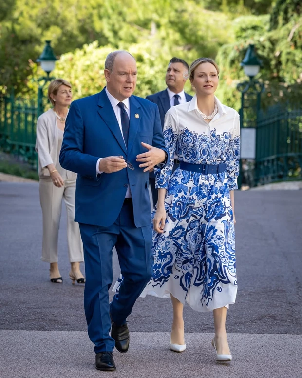 Charlene του Μονακό | Το ελληνικής επιρροής print που δανείστηκε από τη βασίλισσα Letizia και την κόρη της, Leonor